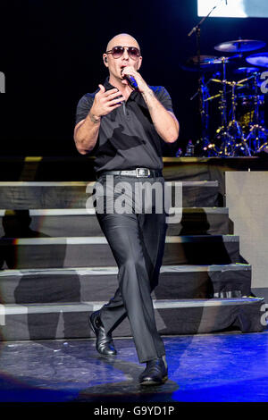 Milwaukee, Wisconsin, Stati Uniti d'America. Il 30 giugno, 2016. Il rapper ARMANDO PEREZ (aka PITBULL) suona dal vivo presso Henry Maier Festival Park durante il Summerfest di Milwaukee, nel Wisconsin Credit: Daniel DeSlover/ZUMA filo/Alamy Live News Foto Stock