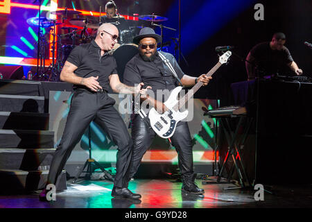 Milwaukee, Wisconsin, Stati Uniti d'America. Il 30 giugno, 2016. Il rapper ARMANDO PEREZ (aka PITBULL) suona dal vivo presso Henry Maier Festival Park durante il Summerfest di Milwaukee, nel Wisconsin Credit: Daniel DeSlover/ZUMA filo/Alamy Live News Foto Stock