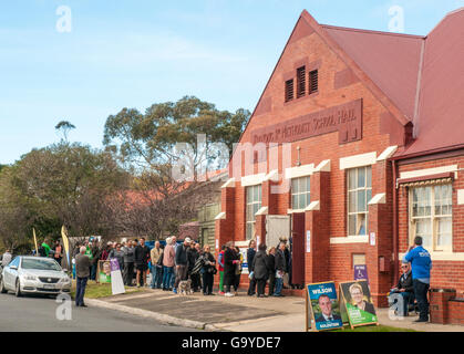 Melbourne, Australia. 02Luglio, 2016. I cittadini australiani la linea fino a votare nelle elezioni federali. Il voto è obbligatorio. L elezione è stata attivata da un doppio dissoluzione di entrambe le case del Parlamento Credito: Filippo gioco/Alamy Live News Foto Stock