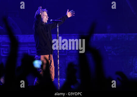 Sopron, Ungheria. 1 Luglio, 2016. Bruce Dickinson, cantante del British heavy metal band Iron Maiden, suona presso il VOLT Festival in Sopron, northwestern Ungheria, 1 luglio 2016. Credito: Csaba Domotor/Xinhua/Alamy Live News Foto Stock