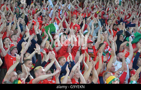 Lille Métropole, Francia. 01 Luglio, 2016. I sostenitori del Galles celebrare la squadra dopo la UEFA EURO 2016 quarto di finale di partita di calcio tra Galles ed il Belgio a Stade Pierre Mauroy a Lille Métropole, Francia, 01 luglio 2016. Foto: Peter Kneffel/dpa/Alamy Live News Foto Stock