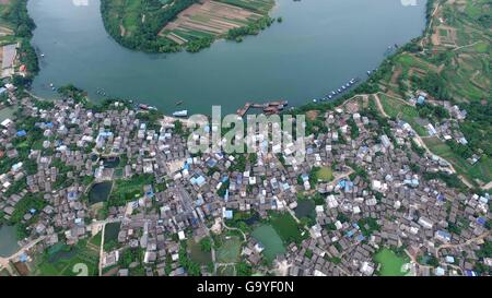 Nanning. 2 Luglio, 2016. Foto aerea adottate il 2 luglio 2016 mostra Yangmei antica città nel distretto di Jiangnan di Nanning, capitale del sud della Cina di Guangxi Zhuang Regione autonoma. Yangmei antica città ha meglio conservati edifici storici della Dinastia Ming (1368-1644) e Qing (1644-1911) in Nanning. Credito: Zhou Hua/Xinhua/Alamy Live News Foto Stock