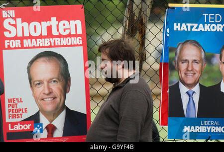 Melbourne, Australia. 2 Luglio, 2016. Un elettore linee di colata per il suo voto a moonee ponds Ovest della scuola pubblica di stazione di polling a Melbourne, Australia, Luglio 2, 2016 in Australia elezione federale giorno. © Bai Xue/Xinhua/Alamy Live News Foto Stock