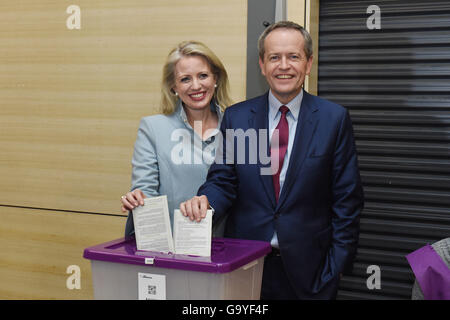 Melbourne, Australia. 2 Luglio, 2016. Leader del partito laburista australiano Bill accorciare e sua moglie Chloe accorciare il loro voto a moonee ponds Ovest della scuola pubblica di stazione di polling a Melbourne, Australia, Luglio 2, 2016 in Australia elezione federale giorno. © AAP foto/Xinhua/Alamy Live News Foto Stock