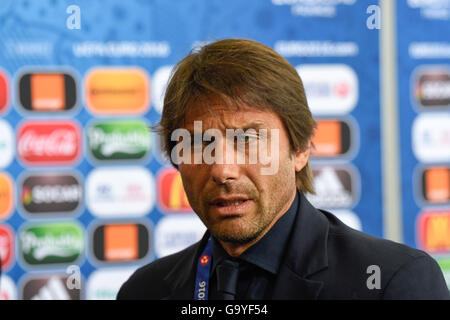 Bordeaux, Francia. 02Luglio, 2016. @016 campionati europei di calcio. Quarti di finale corrispondono. Germania contro l'Italia. Allenatore Antonio Conte (ita) come Italia ispeziona il passo Bordeax pre-credito di gioco: Azione Plus sport/Alamy Live News Foto Stock