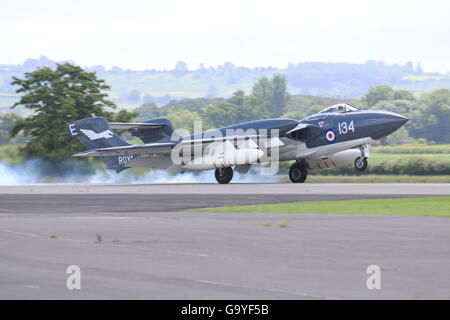 Gli RNA Yeovilton, Somerset, Regno Unito. 2 Luglio, 2016. L'ultimo aria mare degno Vixen da RN volo storico terre torna a RNAS Yeovilton Credito: David Billinge/Alamy Live News Foto Stock