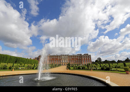 Hampton Court, Londra, Regno Unito, Surrey, Inghilterra, Regno Unito. 2 Luglio, 2016. È stata una bella mattina a Hampton Court Palace di Londra SW con il sole che splende sul sud barocca. Il palazzo e i giardini sono in condizioni immacolate precedendo l'annuale Mostra del fiore che si apre lunedì. Credito: Julia Gavin UK/Alamy Live News Foto Stock