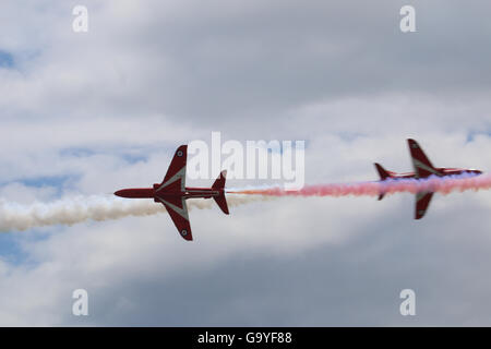 Gli RNA Yeovilton, Somerset, Regno Unito. 2 Luglio, 2016. Le frecce rosse Syncro coppia passano vicino e credito veloce: David Billinge/Alamy Live News Foto Stock