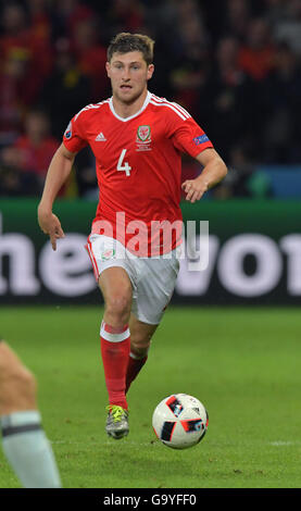 Lille Métropole, Francia. 01 Luglio, 2016. Ben Davies del Galles controlla la sfera durante UEFA EURO 2016 quarto di finale di partita di calcio tra Galles ed il Belgio a Stade Pierre Mauroy a Lille Métropole, Francia, 01 luglio 2016. Foto: Peter Kneffel/dpa/Alamy Live News Foto Stock