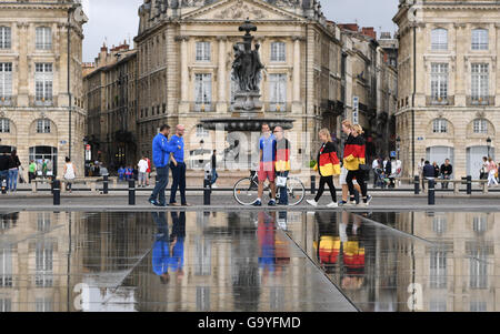 Bordeaux, Francia. 02Giugno, 2016. Gli appassionati di Germania e Italia sono visti a Place de la Bourse di Bordeaux, Francia, 02 giugno 2016. La Germania dovrà affrontare in Italia la UEFA Euro 2016 trimestre partita finale stasera a Bordeaux. Foto: Federico Gambarini/dpa/Alamy Live News Foto Stock