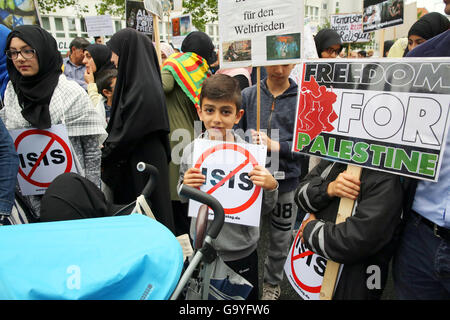 Berlino, Germania. 02Luglio, 2016. Persone takeing parte in una dimostrazione di gruppi arabi per giorno Al-Quds, che è diretta contro l'esistenza di Israele a Kurfürstendamm di Berlino, Germania, 02 luglio 2016. La gente può essere visto tenendo manifesti la lettura di "Libertà per la Palestina e contro il gruppo terrorista cosiddetto "Stato islamico" (ISIS): Foto: WOLFGANG KUMM/dpa/Alamy Live News Foto Stock