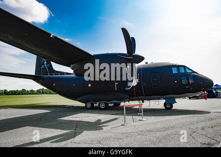 Italia Torino Collegno Aereoclub evento Luglio 2, 2016 l'Aeroporto Centennial Torino Aeritalia - 1916/2016- C27j Nero dieci anni Credito: Davvero Facile Star/Alamy Live News Foto Stock