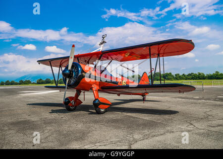 Italia Torino Collegno Aereoclub evento Luglio 2, 2016 l'Aeroporto Centennial Torino Aeritalia - 1916/2016 - Boeing Stearman piano acrobazie, di circa 1930 Credit: Davvero Facile Star/Alamy Live News Foto Stock