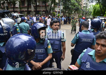 Dacca in Bangladesh. 02Luglio, 2016. I soldati del Bangladesh e polizia a piedi lungo una strada che conduce ad un ristorante di lusso a Dhaka il 2 luglio 2016, a seguito di un sanguinoso assedio vi da assaillants armati che è iniziata il 1 di luglio. Armati pesantemente e militanti assassinati 20 ostaggi in Bangladesh, hacking molte delle loro vittime per decesso, prima di sei degli attaccanti erano ucciso alla fine di un assedio 2 Luglio presso un ristorante pranzo con gli stranieri. Credito: Mamunur Rashid/Alamy Live News Foto Stock