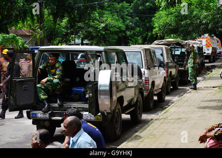 Dacca in Bangladesh. 02Luglio, 2016. I soldati del Bangladesh e polizia a piedi lungo una strada che conduce ad un ristorante di lusso a Dhaka il 2 luglio 2016, a seguito di un sanguinoso assedio vi da assaillants armati che è iniziata il 1 di luglio. Armati pesantemente e militanti assassinati 20 ostaggi in Bangladesh, hacking molte delle loro vittime per decesso, prima di sei degli attaccanti erano ucciso alla fine di un assedio 2 Luglio presso un ristorante pranzo con gli stranieri. Credito: Mamunur Rashid/Alamy Live News Foto Stock