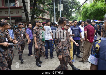 Dacca in Bangladesh. 02Luglio, 2016. I soldati del Bangladesh e polizia a piedi lungo una strada che conduce ad un ristorante di lusso a Dhaka il 2 luglio 2016, a seguito di un sanguinoso assedio vi da assaillants armati che è iniziata il 1 di luglio. Armati pesantemente e militanti assassinati 20 ostaggi in Bangladesh, hacking molte delle loro vittime per decesso, prima di sei degli attaccanti erano ucciso alla fine di un assedio 2 Luglio presso un ristorante pranzo con gli stranieri. Credito: Mamunur Rashid/Alamy Live News Foto Stock