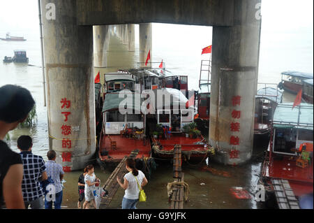 Yueyang, provincia cinese di Hunan. 4 Luglio, 2016. Dock di barche sotto il ponte del Lago Dongting in Yueyang, centrale provincia cinese di Hunan, 4 luglio 2016. Il livello di acqua alla Chenglingji stazione idrografica del Lago Dongting rose di 33.06 metri Lunedì, superando il livello di allerta. © lunga Hongtao/Xinhua/Alamy Live News Foto Stock