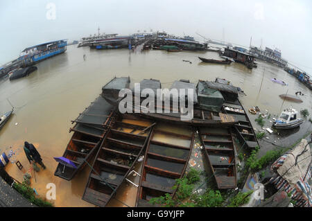 Yueyang. 4 Luglio, 2016. Foto scattata il 4 luglio 2016 mostra Yugang wharf del Lago Dongting in Yueyang, centrale provincia cinese di Hunan. Il livello di acqua alla Chenglingji stazione idrografica del Lago Dongting rose di 33.06 metri Lunedì, superando il livello di allerta. © lunga Hongtao/Xinhua/Alamy Live News Foto Stock