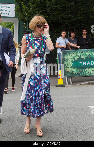 Wimbledon Londra,UK. 4 luglio 2016. Anna Wintour fashion editor della rivista Vogue arriva il secondo lunedì e il giorno 8 del 2016 campionati di Wimbledon Credito: amer ghazzal/Alamy Live News Foto Stock