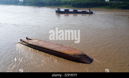 Chongqing. 4 Luglio, 2016. Foto scattata il 4 luglio 2016 mostra una nave capovolta in Jiangjin sezione del fiume Yangtze a Chongqing, a sud-ovest della Cina. Quattro persone sono ancora mancanti dopo una nave capovolta nel fiume Yangtze il lunedì mattina presto. © Ma Tianlong/Xinhua/Alamy Live News Foto Stock