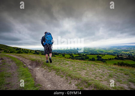 Hill walker a piedi lungo un percorso nella gamma clwydian hills si affaccia sul bellissimo paesaggio al di sotto della Vale of clwyd verso ruthin, denbighshire, Wales, Regno Unito Foto Stock