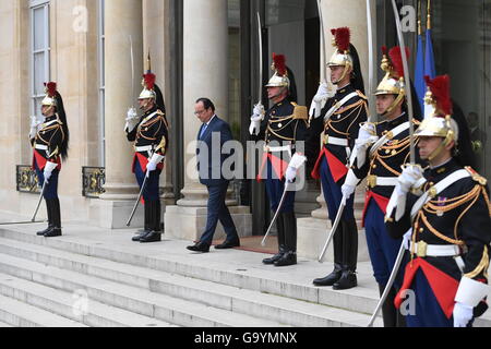 Parigi, Francia. 04 Luglio, 2016. Il Presidente francese Francois Hollande (M) attende i partecipanti alla terza Balcani Occidentali vertice dei Balcani e paesi dell'UE all'Elysee Palace a Parigi, Francia, 04 luglio 2016. Foto: Peter Kneffel/dpa/Alamy Live News Foto Stock