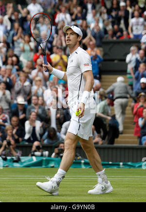 04.07.2016. All England Lawn Tennis e Croquet Club di Londra, Inghilterra. Il torneo di Wimbledon Tennis Championships giorno 8. Numero 2 seme, Andy Murray (GBR) colpisce una palla in mezzo alla folla in festa sul Centre Court dopo sconfigge il numero 15 sementi, Nick Kyrgios (AUS) in retta fissa. Foto Stock