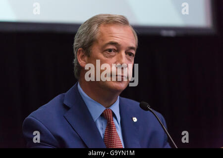 Londra. Regno Unito. 4 luglio 2016. Nigel Farage fa un discorso annunciando che egli è dimissionario UKIP leader durante un discorso presso il centro di Emanuel a Westminster. Nigel Farage ha detto che la sua ambizione politica è stata raggiunta dopo la vittoria per il "lascia" lato e Brexit nell'UE referendum. Credito: Vickie Flores/Alamy Live News Foto Stock