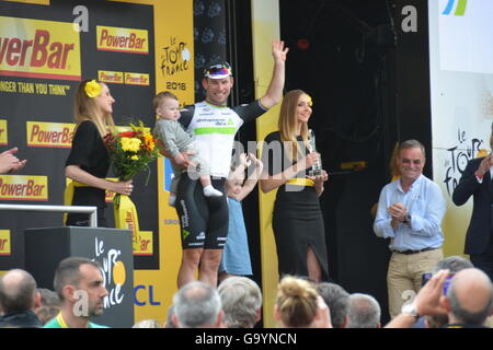 Angers, Francia. 4 Luglio, 2016. Tour de France 2016 - Fase 3 - Granville ad Angers. Vincitori podio Mark Cavendish, dimensione del team dei dati e la ricezione del giorno il vincitore di jersey per questa fase di gara- Credito: Elaine Simmonds/Alamy Live News Foto Stock