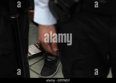 Londra, Regno Unito. 4 Luglio, 2016. Un uomo è stato arrestato durante uno sciopero generale e di protesta da parte di anarchici a Lambeth Bridge. Credito: Thabo Jaiyesimi/Alamy Live News Foto Stock