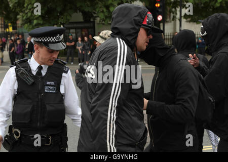 Londra, Regno Unito. 4 Luglio, 2016. Un uomo di polizia impedire,s anarchico e manifestanti dal blocco del traffico durante uno sciopero generale dopo Brexit e contro il governo conservatore fuori le case del parlamento Credito: Thabo Jaiyesimi/Alamy Live News Foto Stock