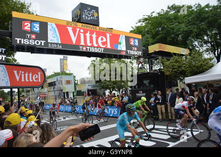 Angers, Francia. 4 Luglio, 2016. Fase 3 - Angers 2016 - Tour de France. Attraversando la linea di finitura. Credito: Victoria Simmonds/Alamy Live News Foto Stock