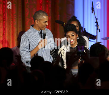 Washington, Distretto di Columbia, Stati Uniti d'America. 4 Luglio, 2016. Il Presidente Usa Barack Obama abbracci cantante Janelle MonÂ·e dopo aver eseguito il 4 luglio 2016, Washington, DC, nella Sala Est della Casa Bianca di Washington, DC. Gli ospiti presso il partito incluse le famiglie militari e personale e le loro famiglie provenienti da tutta l'amministrazione. A causa della pioggia che il partito è stato spostato dal South Lawn alla Sala Est della Casa Bianca. Credito: Aude Guerrucci/Piscina via CNP Credito: ZUMA Press, Inc./Alamy Live News Foto Stock