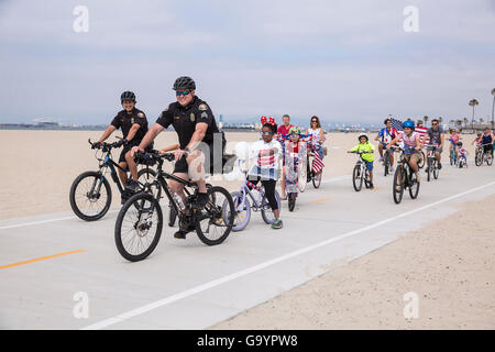 Los Angeles, Stati Uniti d'America. 4 Luglio, 2016. I ragazzi partecipano a una bici per bambini sfilano a Long Beach, Los Angeles, California, negli Stati Uniti il 4 luglio 2016. Credito: Jiang Jiajun/Xinhua/Alamy Live News Foto Stock