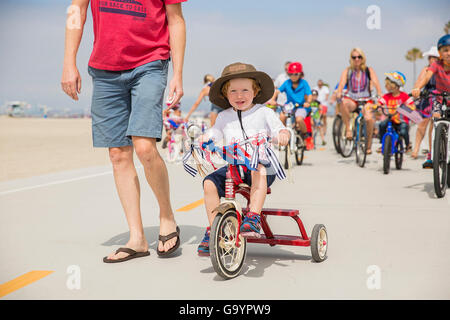 Los Angeles, Stati Uniti d'America. 4 Luglio, 2016. Un capretto partecipa in una bici per bambini sfilano a Long Beach, Los Angeles, California, negli Stati Uniti il 4 luglio 2016. Credito: Jiang Jiajun/Xinhua/Alamy Live News Foto Stock