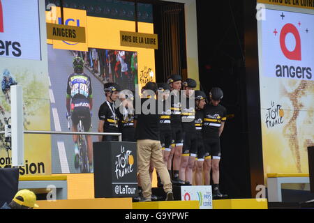 Angers, Francia. 4 Luglio, 2016. Tour de France 2016 - Fase 3 - Granville ad Angers - 4 luglio. Juniors a ricevere le loro medaglie Credito: Elaine Simmonds/Alamy Live News Foto Stock