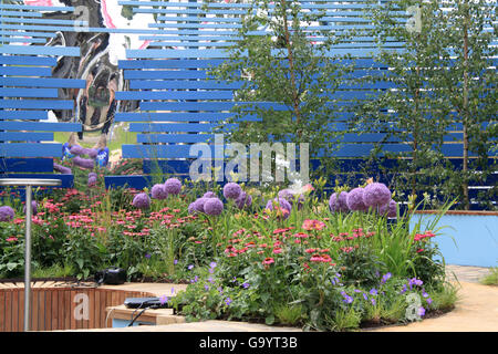 Medaglia di bronzo vincitore: Cancer Research UK 'Vita Garden' da Antonia giovani. Visualizza giardino. Londra, Regno Unito. 4 Luglio, 2016. RHS Hampton Court Palace Flower Show, Londra, Inghilterra, Regno Unito. Premere Anteprima il giorno 4 luglio 2016. Fiore annuale mostra organizzata dalla Royal Horticultural Society. Visualizza corre da martedì 5 luglio fino a domenica 10 luglio 2016. Credito: Ian bottiglia / Alamy Live News Foto Stock