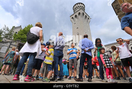 Fuessen, Germania. 05 Luglio, 2016. I turisti stand nel cortile del castello di Neuschwanstein vicino a Füssen, Germania, 05 luglio 2016. Un giovane dalla Cina è stata assente dal momento che la loro visita al castello il 02 luglio. Foto: KARL-JOSEF HILDENBRAND/dpa/Alamy Live News Foto Stock