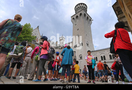 Fuessen, Germania. 05 Luglio, 2016. I turisti stand nel cortile del castello di Neuschwanstein vicino a Füssen, Germania, 05 luglio 2016. Un giovane dalla Cina è stata assente dal momento che la loro visita al castello il 02 luglio. Foto: KARL-JOSEF HILDENBRAND/dpa/Alamy Live News Foto Stock