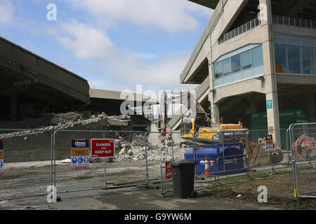 Una vista della East Stand mentre inizia il lavoro sul riqualificazione della Lansdowne Road Staduim a Dublino. Foto Stock