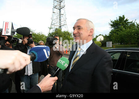 Il leader della Fianna Fail Taoiseach Bertie Ahern arriva a RTE per il suo dibattito televisivo con fine Gael Ledader Enda Kenny a Dublino. Foto Stock