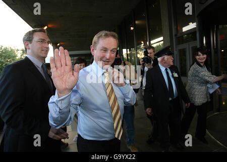 Enda Kenny, il leader di fine Gael, arriva al RTE per il suo dibattito televisivo con il leader di Fianna Fail Taoiseach Bertie Ahern a Dublino. Foto Stock