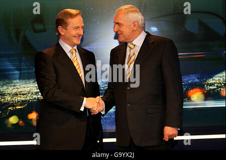 Il leader della Fianna Fail Taoiseach Bertie Ahern (a destra) stringe le mani con fine Gael Ledader Enda Kenny prima del loro dibattito televisivo presso gli studi RTE di Dublino. Foto Stock