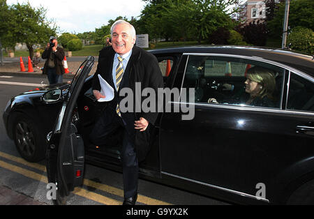 Il leader della Fianna Fail Taoiseach Bertie Ahern arriva a RTE per il suo dibattito televisivo con fine Gael Ledader Enda Kenny a Dublino. Foto Stock