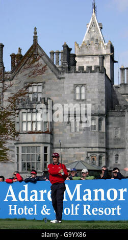 Ireland's Padraig Harrington, tee off sulla 16 buche il giorno due durante l'Irish Open presso l'Adare Manor Hotel and Golf Resort, Limerick, Irlanda. Foto Stock