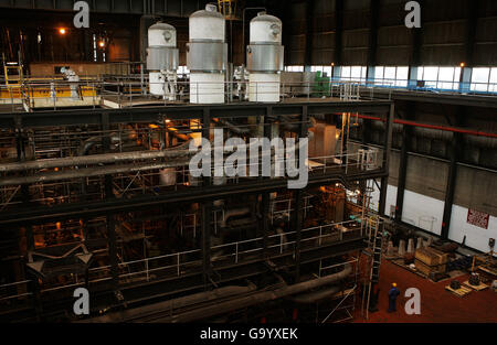 Nella foto è raffigurata una vista generale dell'interno della sala turbine della centrale elettrica di Longannet. Scottish Power ha presentato uno studio di fattibilità per convertire le sue stazioni in tecnologia del carbone pulito, in quello che sarebbe il più grande progetto del suo tipo in Europa Foto Stock