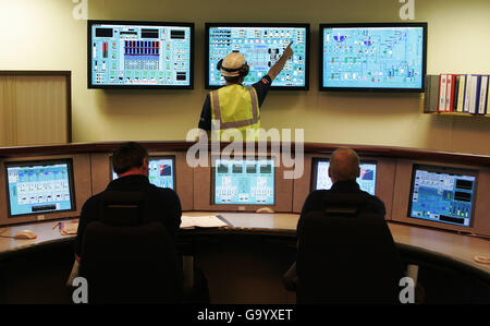 Nella figura è illustrata una vista generale del personale al lavoro nella sala di controllo della centrale elettrica di Longannet. Scottish Power ha presentato uno studio di fattibilità per convertire le sue stazioni in tecnologia del carbone pulito, in quello che sarebbe il più grande progetto del suo tipo in Europa Foto Stock