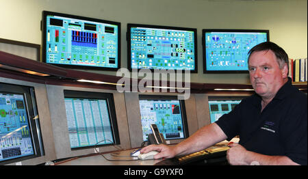 Nella figura è illustrata una vista generale di un membro del personale al lavoro nella sala di controllo della centrale elettrica di Longannet. Scottish Power ha presentato uno studio di fattibilità per convertire le sue stazioni in tecnologia del carbone pulito, in quello che sarebbe il più grande progetto del suo tipo in Europa Foto Stock