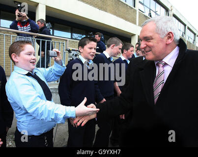 Taoiseach Bertie Ahern (a destra) incontra gli studenti di Mitchelstown CBS durante una passeggiata a Co Cork. Foto Stock