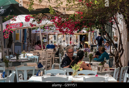 Una taverna nella città di Ermoupoli. Foto Stock